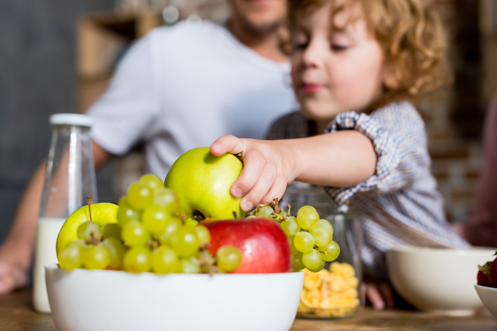 Ребёнок с фруктами
 - Фото, изображение