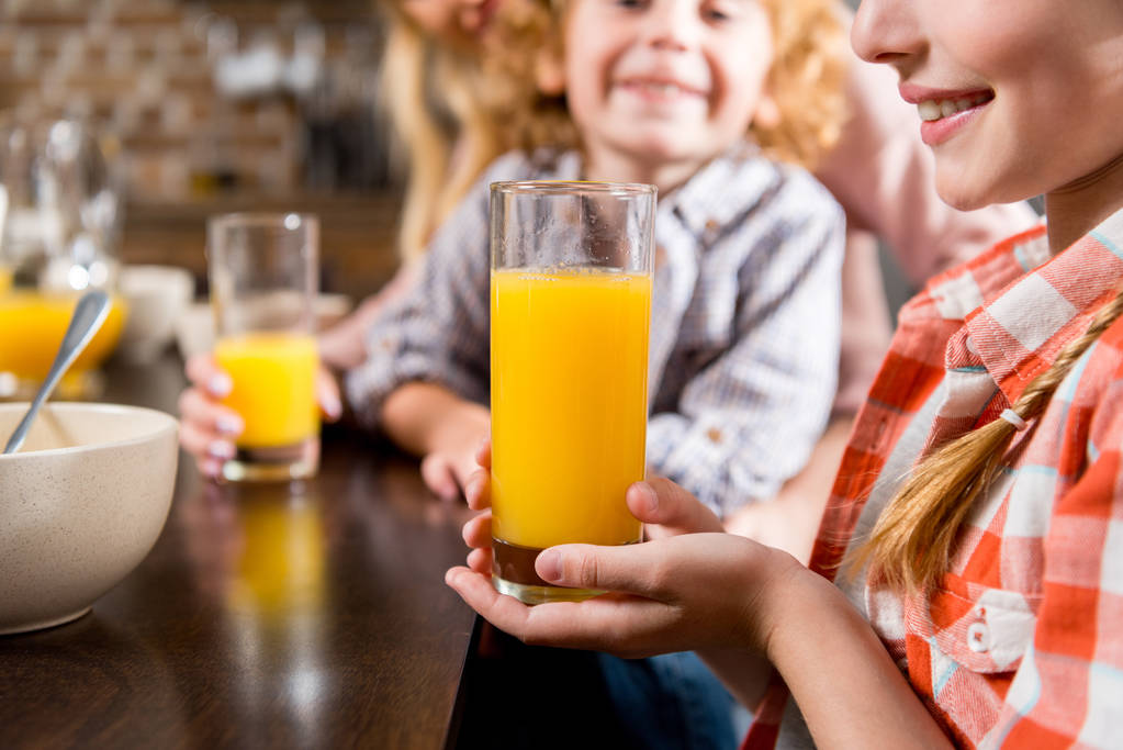 дети пьют сок
 - Фото, изображение