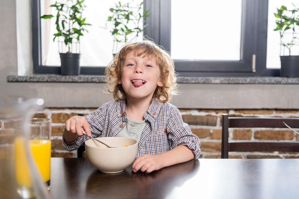 Дитина їсть сніданок
 - Фото, зображення