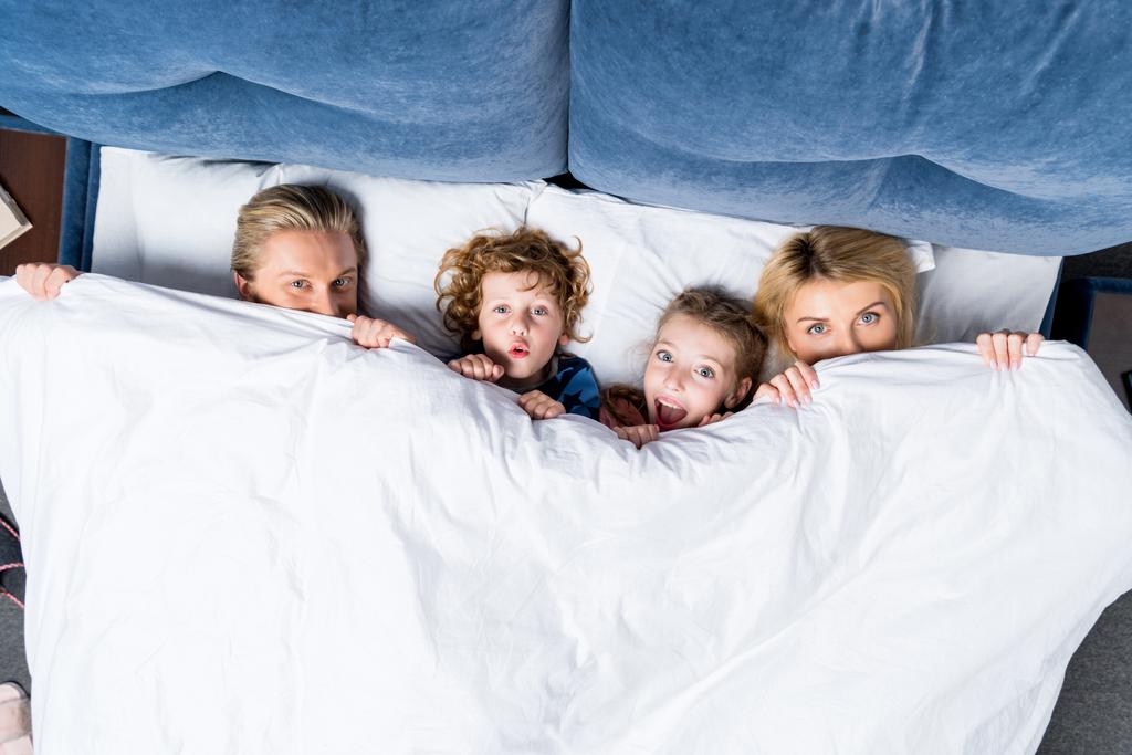Familia feliz en la cama
 - Foto, Imagen