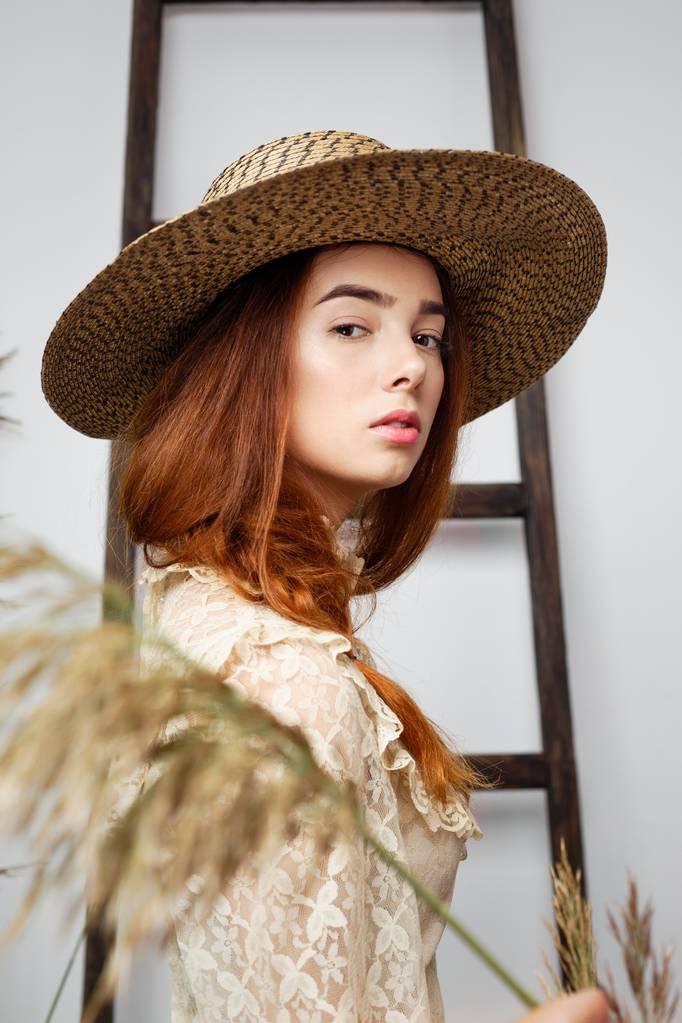  mujer en sombrero y vestido vintage
 - Foto, imagen