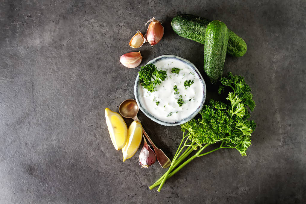 Sauce Tsatsiki avec des ingrédients de concombres, ail, persil, l
 - Photo, image