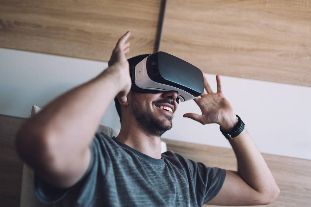 Man met een virtual reality bril - Foto, afbeelding