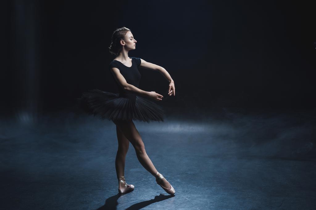 tanečnice tančí v černé tutu - Fotografie, Obrázek