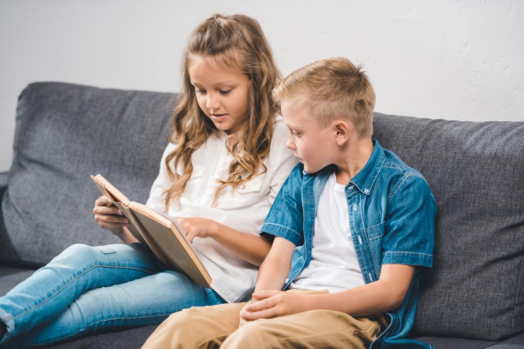 діти читають книги
 - Фото, зображення