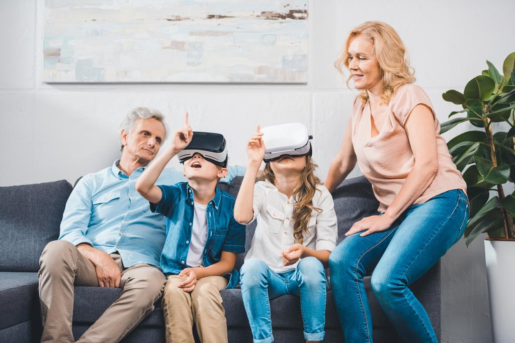 lapsenlapset käyttävät virtuaalitodellisuus kuulokkeet
 - Valokuva, kuva