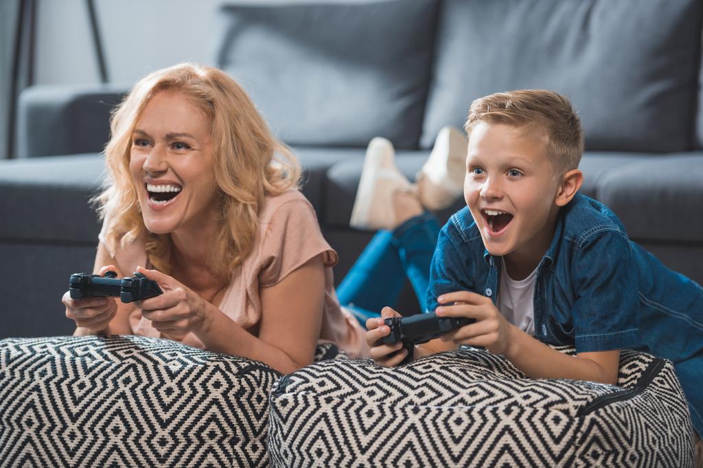 бабушка и внук играют в видеоигры
 - Фото, изображение