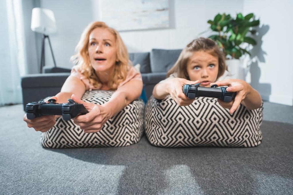 бабушка и внучка играют в видеоигры
 - Фото, изображение