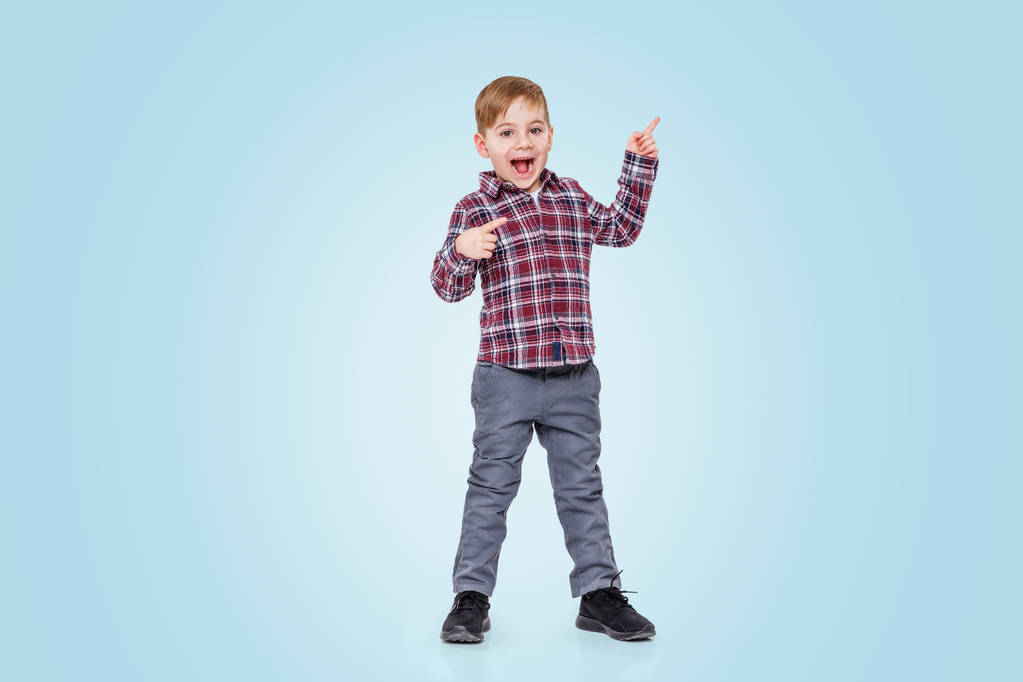 Volledige lengte portret van een jongen permanent en vinger - Foto, afbeelding