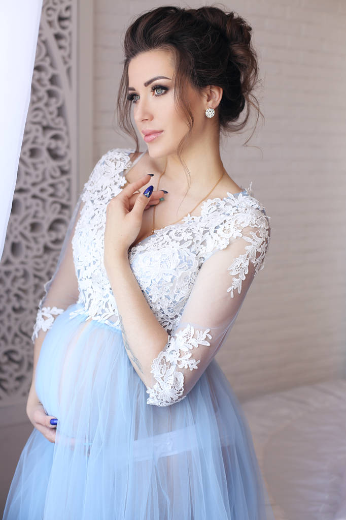 великолепная беременная женщина в элегантной одежде
 - Фото, изображение