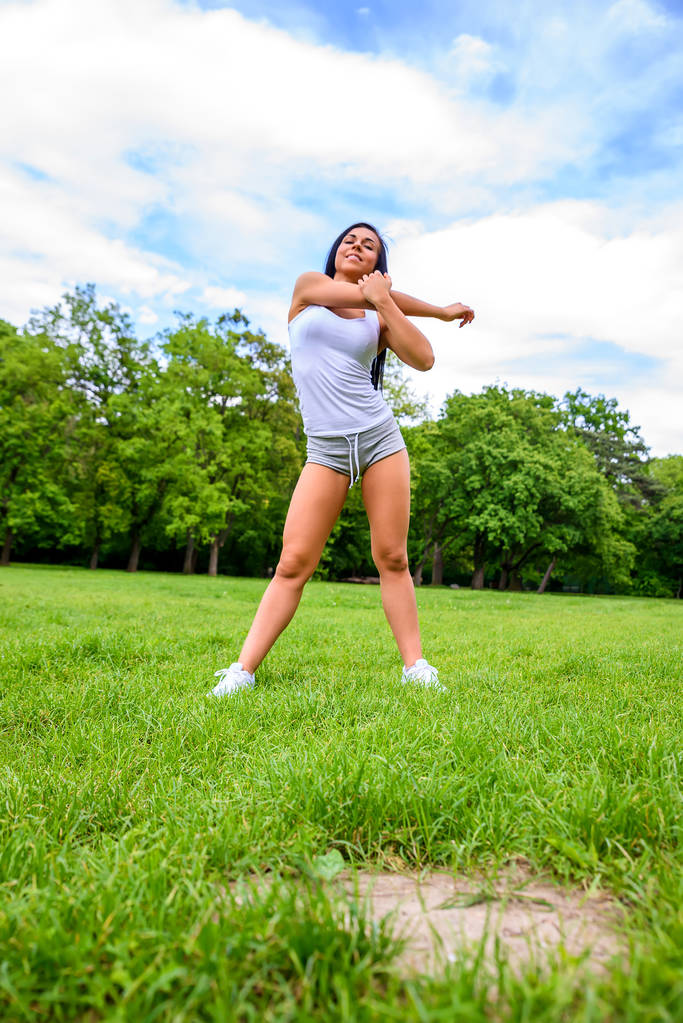 Bella giovane ragazza sportiva in un parco
 - Foto, immagini
