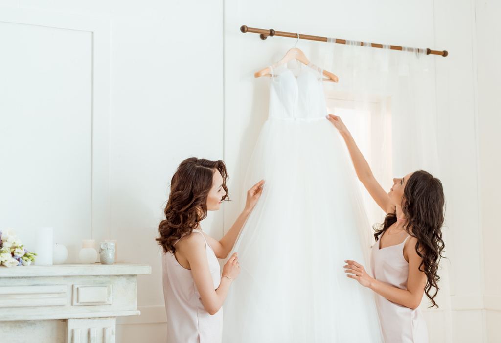 junge Frauen mit Hochzeitskleid - Foto, Bild