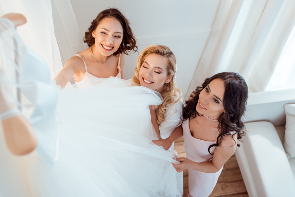 nevěsta s družičky dojemné svatební šaty - Fotografie, Obrázek