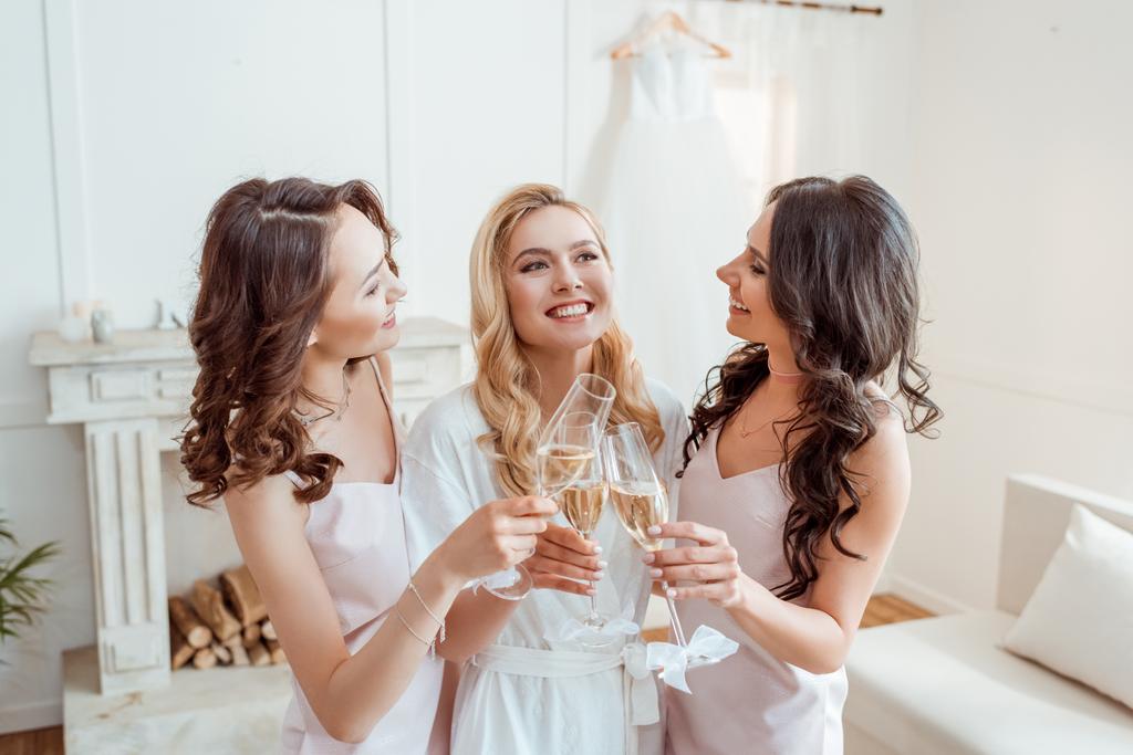 Braut mit Brautjungfern stößt mit Champagner an - Foto, Bild