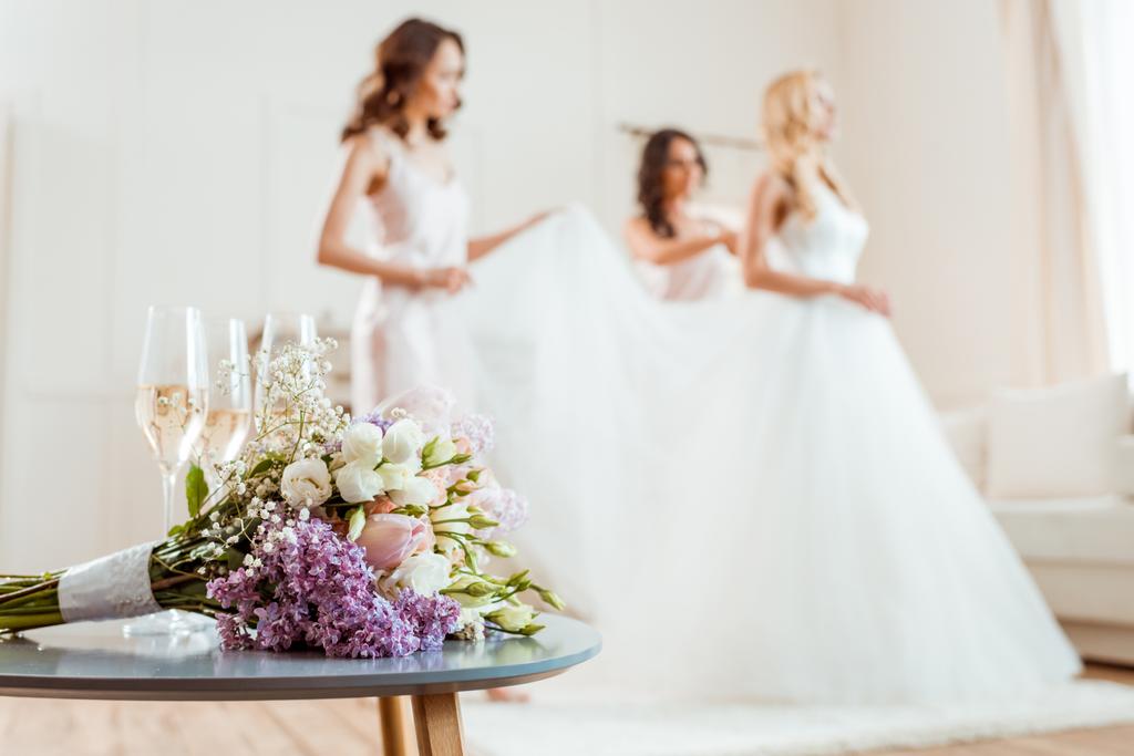 bouquet da sposa con sposa e damigelle d'onore
 - Foto, immagini