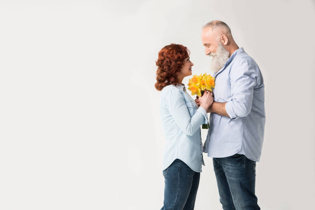 花束と成熟したカップル - 写真・画像