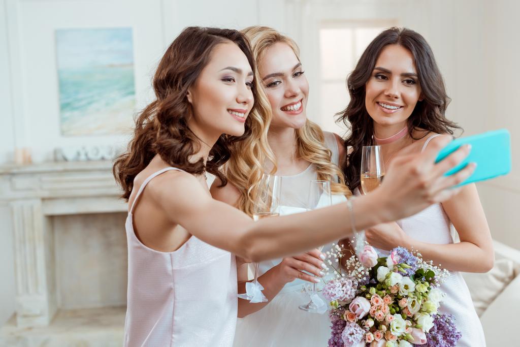 noiva com damas de honra tomando selfie
 - Foto, Imagem