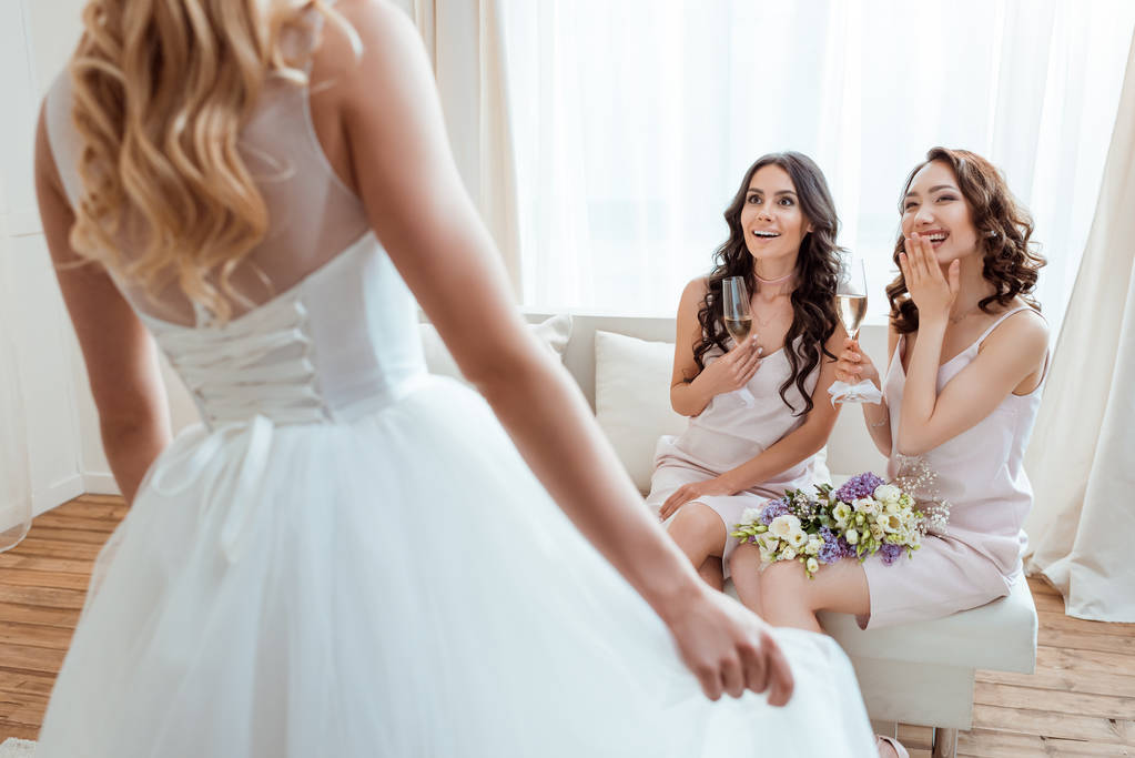 збуджена подружка нареченої дивиться на наречену
 - Фото, зображення