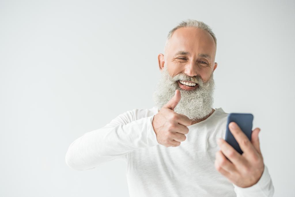 homem tomando selfie no smartphone
 - Foto, Imagem