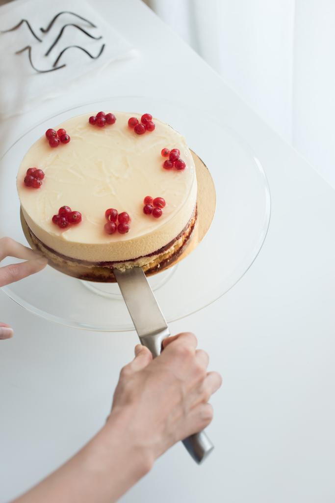 mulher que serve cheesecake com bagas
 - Foto, Imagem