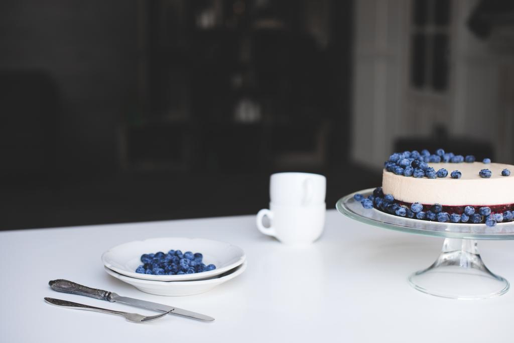 Tvarohový koláč s borůvkami na skleněná kostka - Fotografie, Obrázek