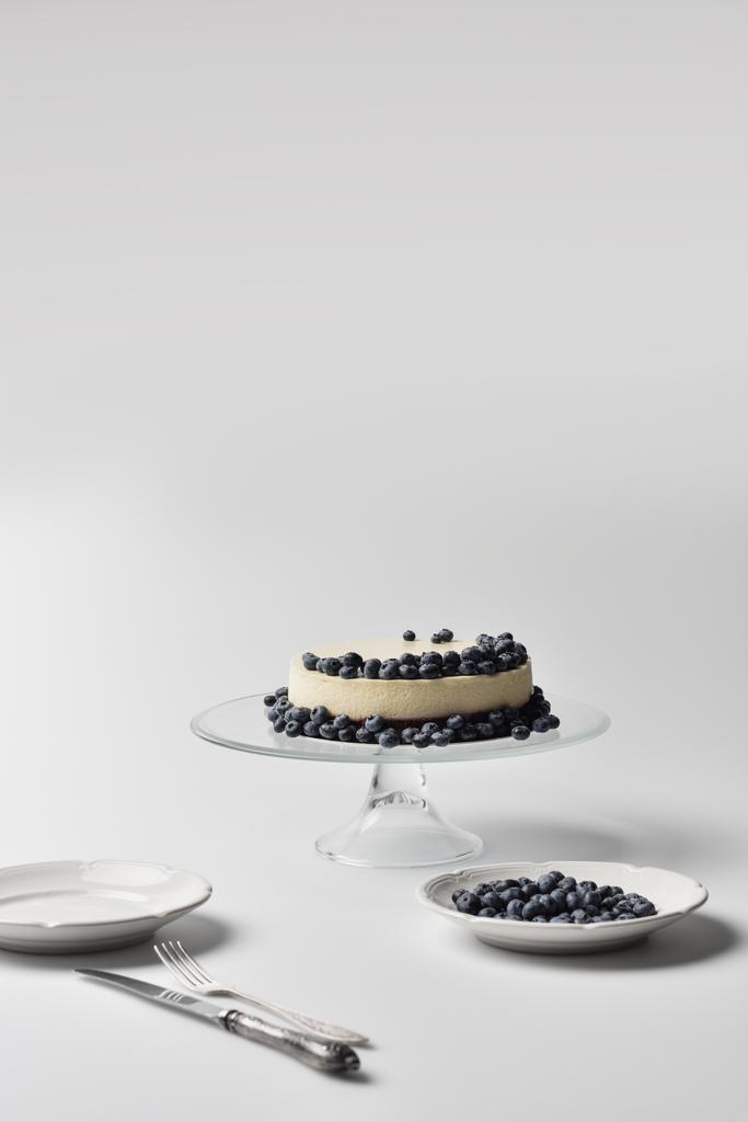 cheesecake com mirtilos em suporte de vidro
 - Foto, Imagem