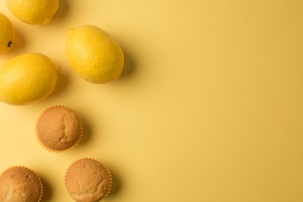 смачним лимонним кекс
 - Фото, зображення