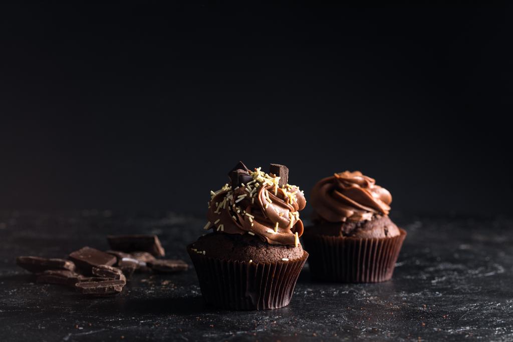 Cupcakes de chocolate com cobertura
 - Foto, Imagem