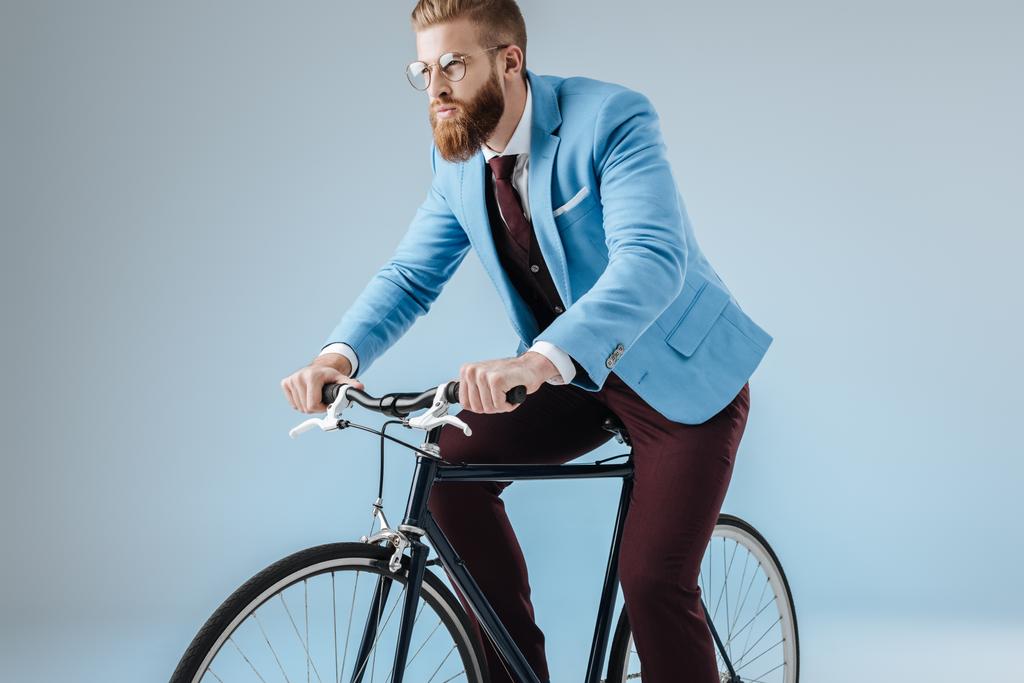 自転車でスーツを着たファッショナブルな男 - 写真・画像