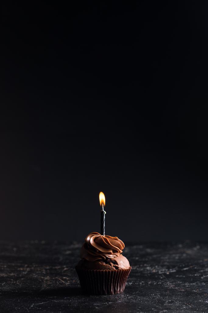 Magdalena de chocolate con vela
 - Foto, Imagen