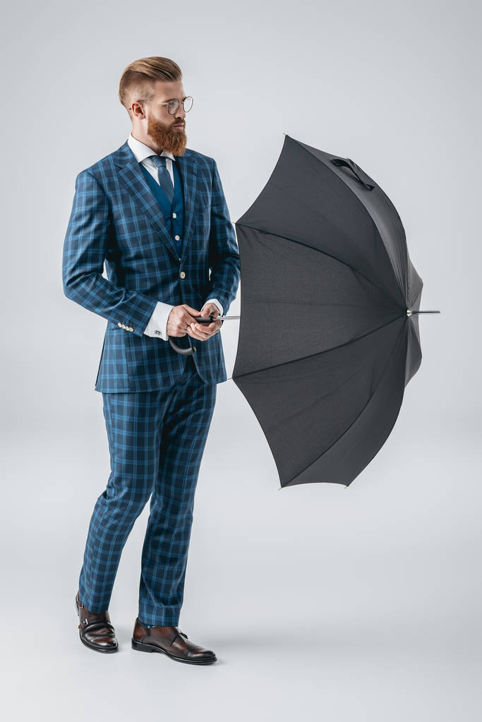 attraente giovane uomo con ombrello
 - Foto, immagini