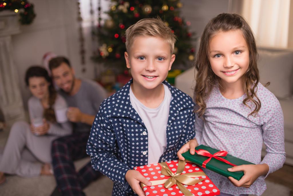 Noel hediyeleri ile gülümseyen çocuklar - Fotoğraf, Görsel