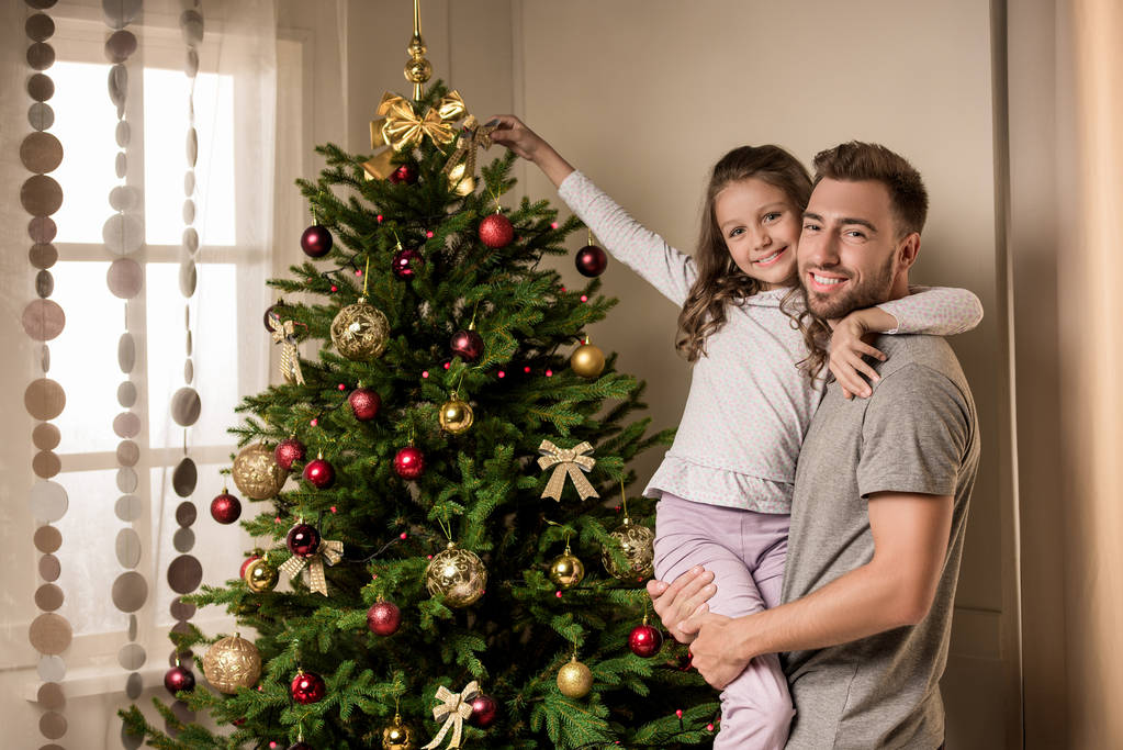 familie kerstboom voorbereiden - Foto, afbeelding