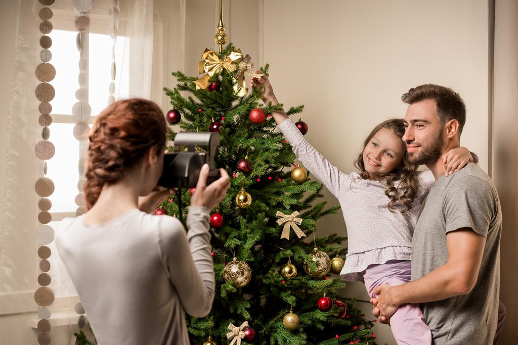 οικογένεια, προετοιμάζει το χριστουγεννιάτικο δέντρο - Φωτογραφία, εικόνα