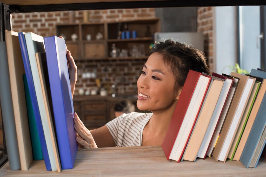 Азиатская студентка с книгами
  - Фото, изображение