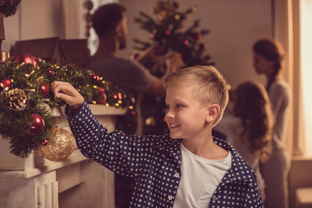 クリスマスに笑顔のプレティーンの少年 - 写真・画像