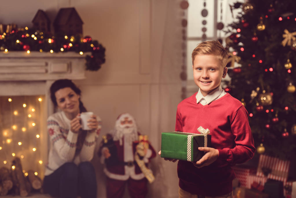 Kleiner Junge mit Weihnachtsgeschenk - Foto, Bild