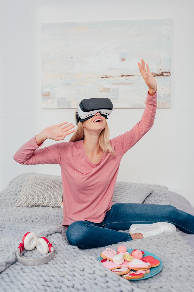 Молодая женщина в наушниках VR
 - Фото, изображение