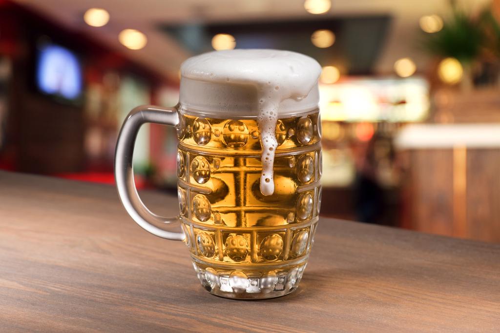 テーブルの上のビールのグラス - 写真・画像
