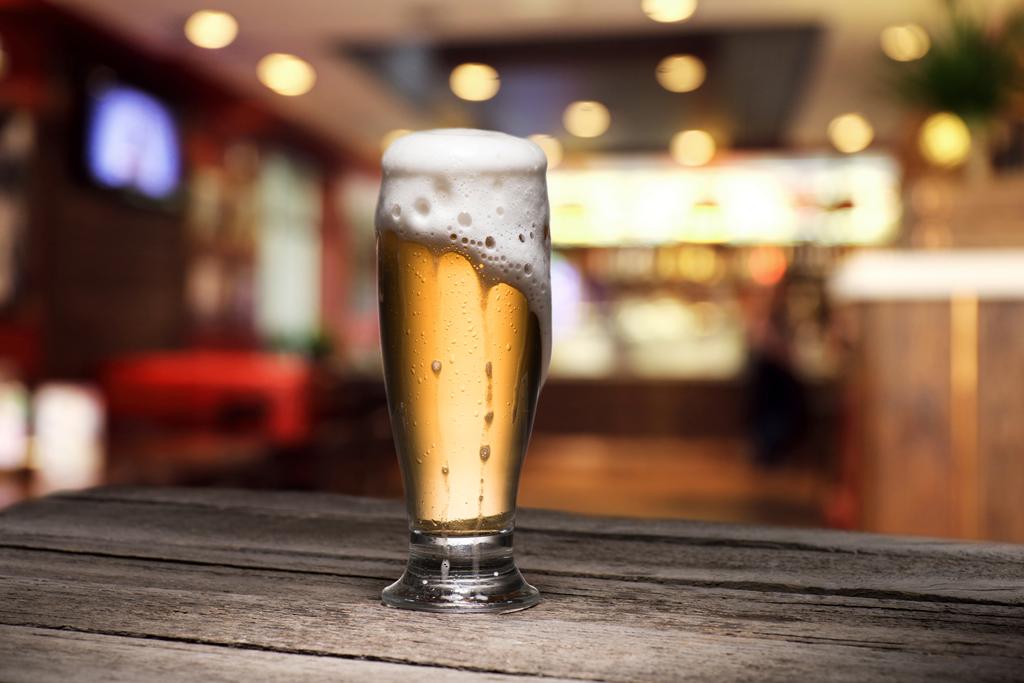 Кружка пива на столе
 - Фото, изображение