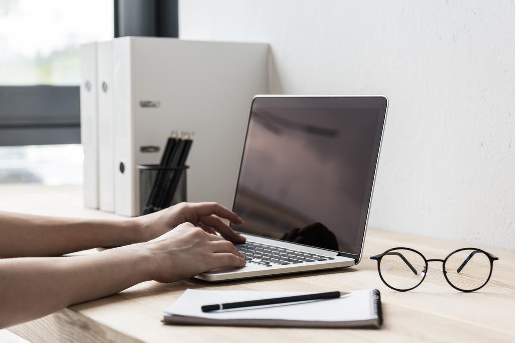 Frau nutzt Computer am Arbeitsplatz - Foto, Bild