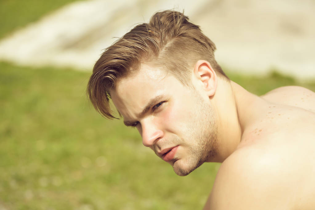 Komoly arccal és elegáns frizurát néz félre az ember - Fotó, kép