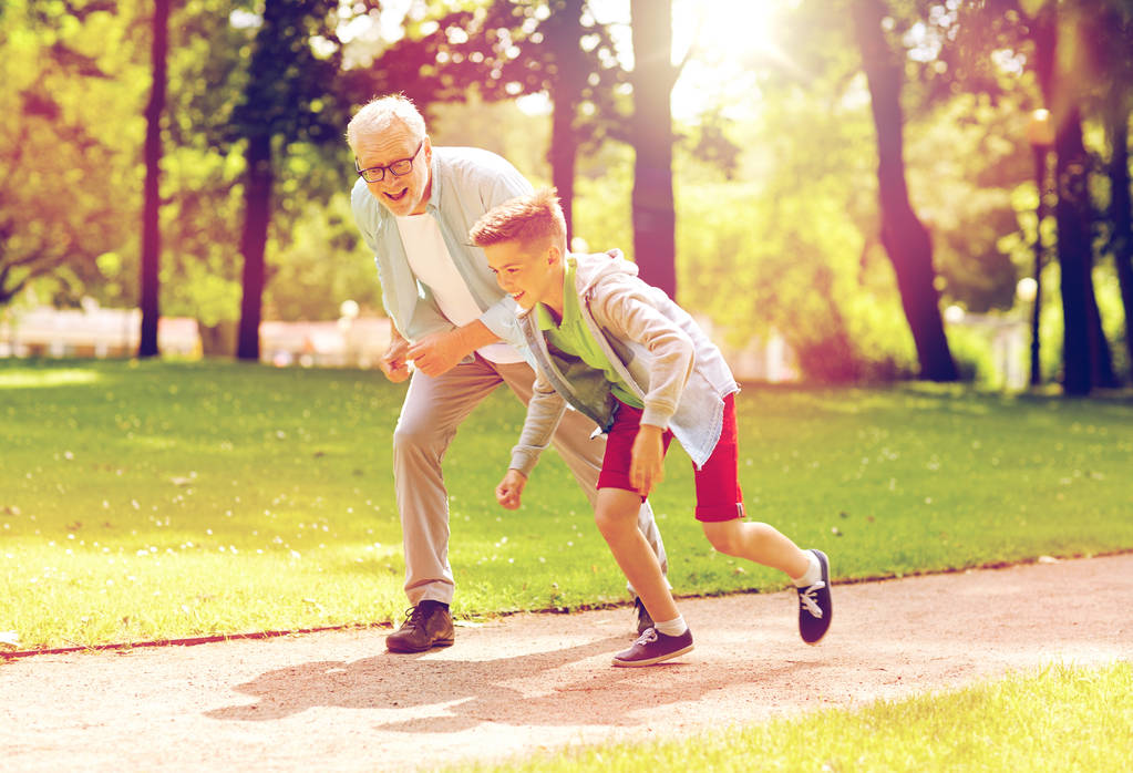 abuelo y nieto corriendo en el parque de verano
 - Foto, Imagen