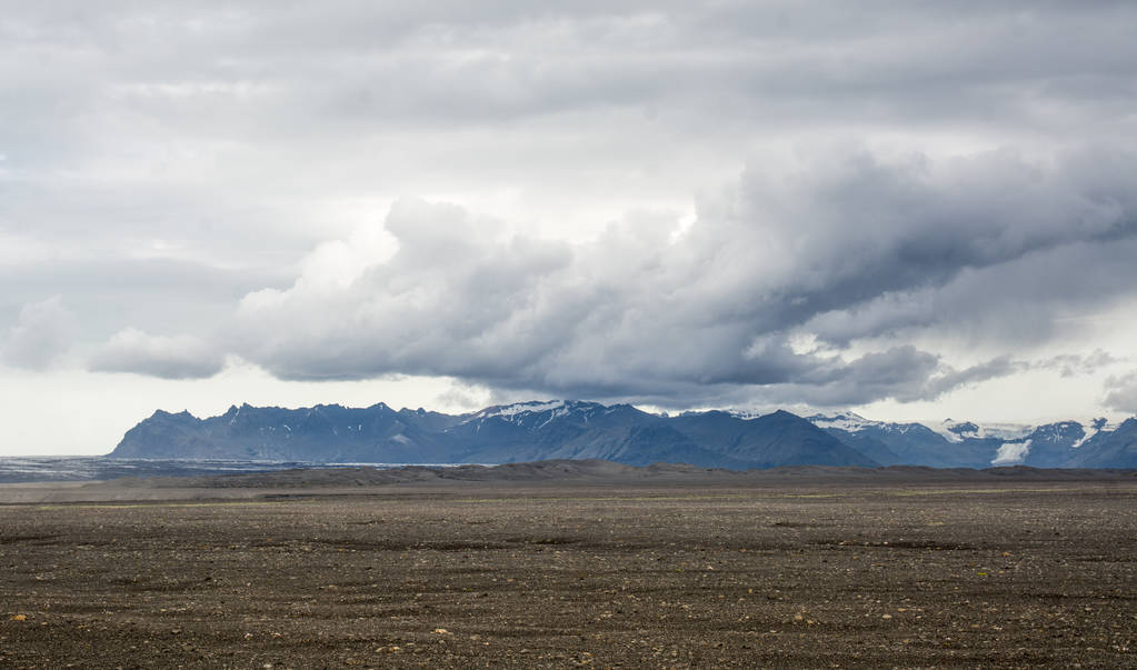 Kauniita vuoria ja dramaattinen taivas pitkin tietä Islannissa
 - Valokuva, kuva