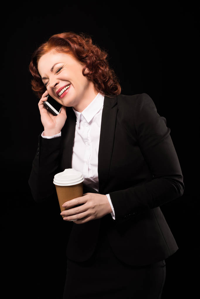 Смеющаяся деловая женщина разговаривает по телефону
 - Фото, изображение
