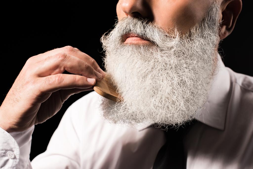 человек расчесывает длинную бороду
 - Фото, изображение