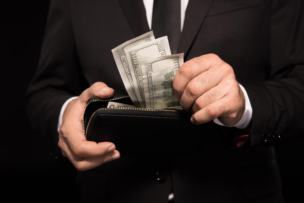 Muž brát peníze z peněženky - Fotografie, Obrázek