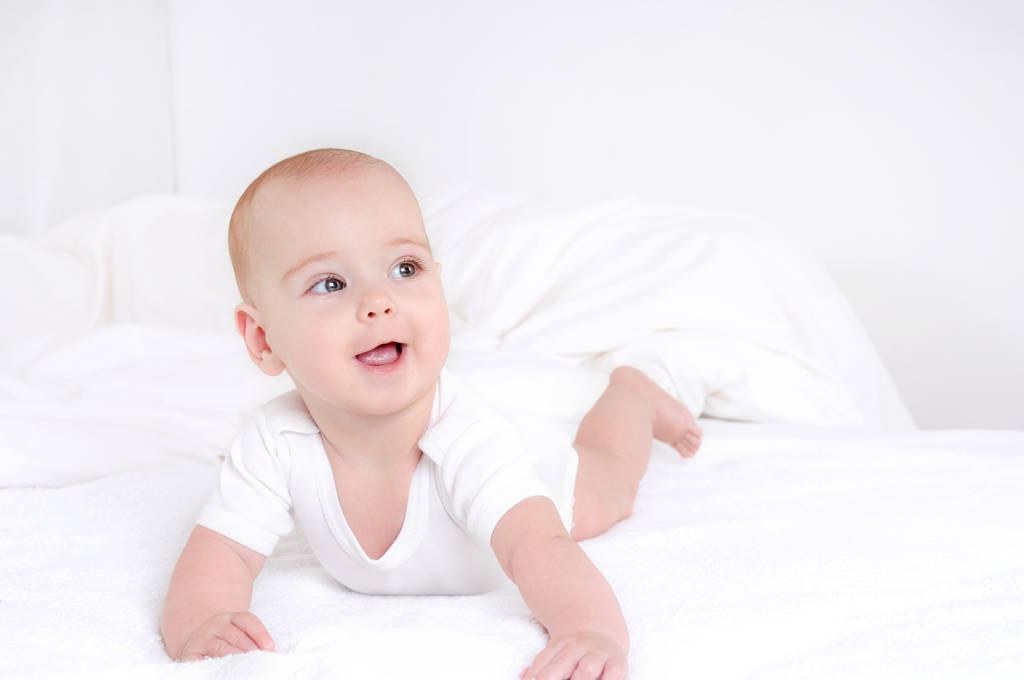 Baby Baby Baby Mädchen liegt glücklich lächelnd auf Decke - Foto, Bild