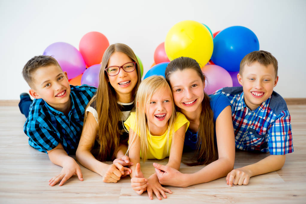 de gelukkige kinderen met ballonnen - Foto, afbeelding