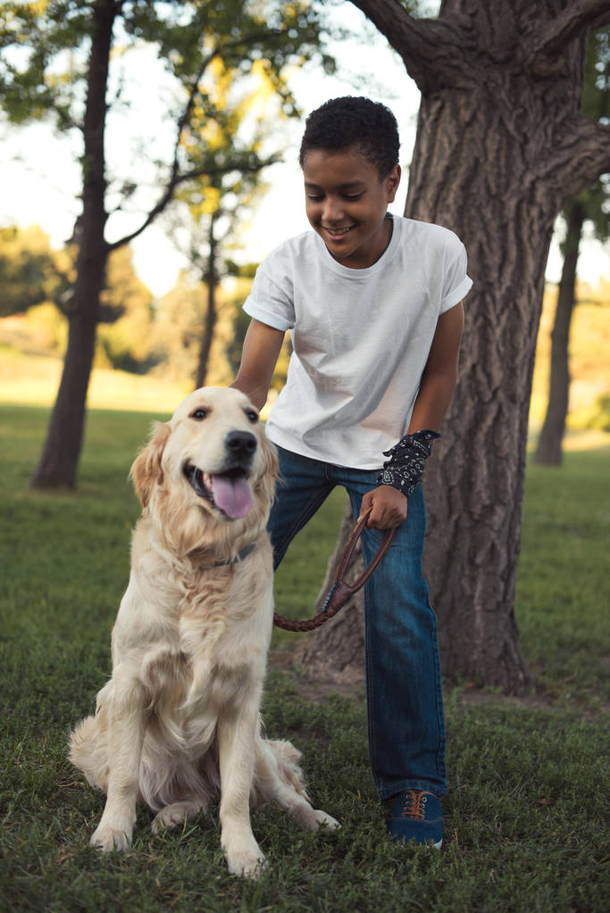 Afryki amerykański nastolatek z psem - Zdjęcie, obraz